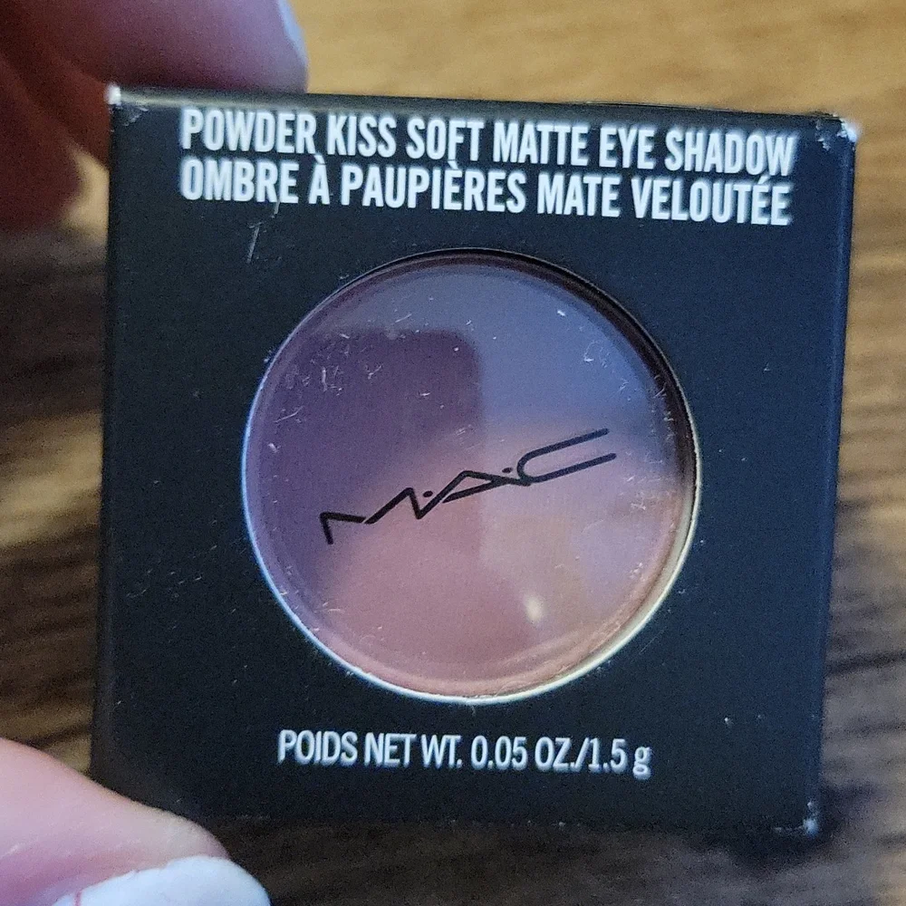 Powder Kiss Matte Shadow - Picture 1 of 2